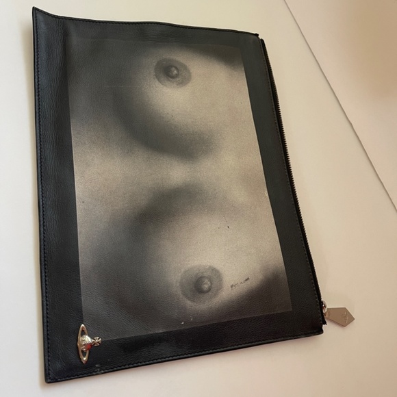 SOLD!!! VIVIENNE WESTWOOD ICONIC TI TS PRINTED BLACK LEATHER CLUTCH NWT SS16 - Picture 15 of 15